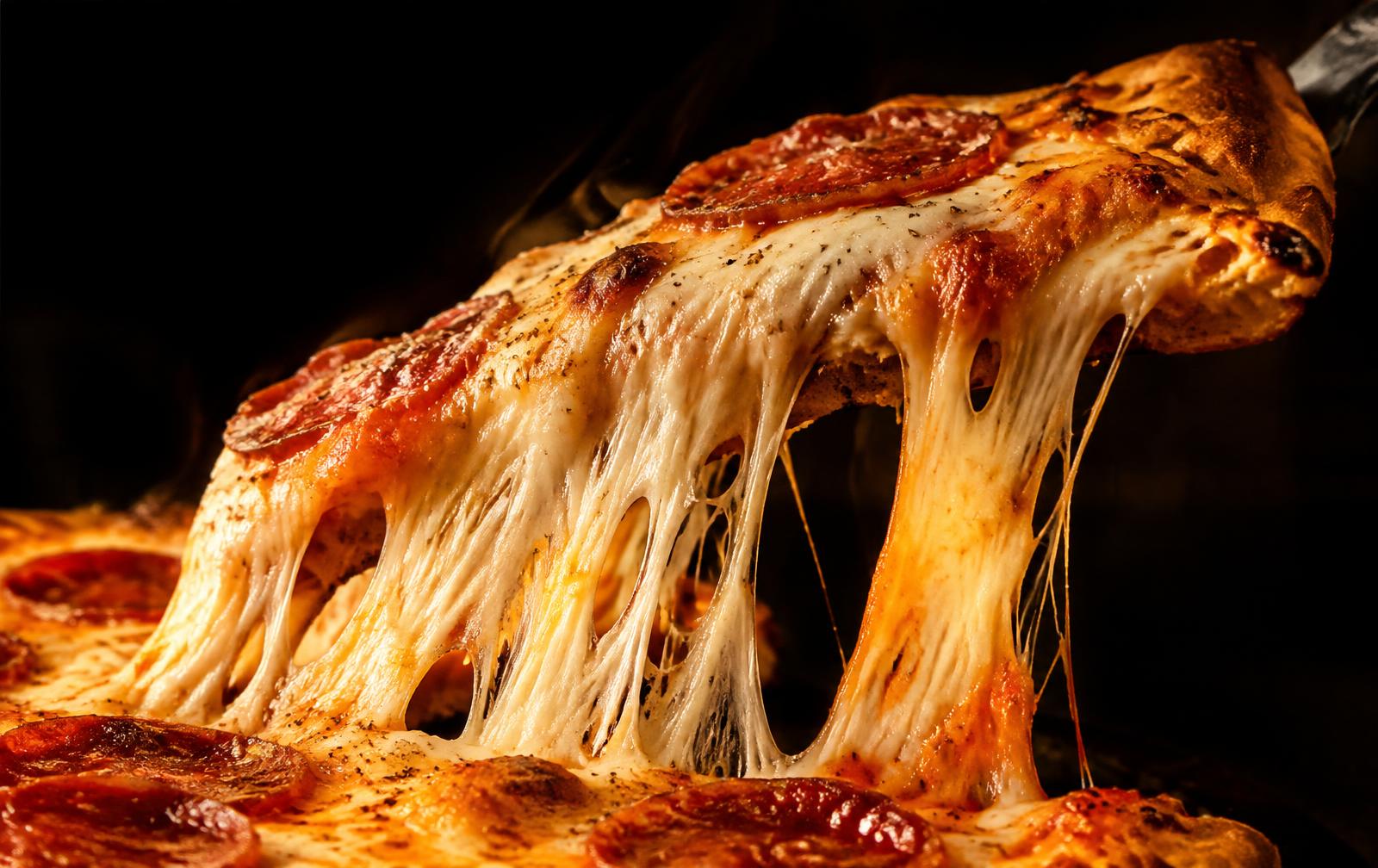 Porción de pizza con queso estirándose
